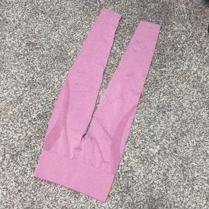 Contour seamless pink leggings by the brand NVGTN